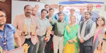 महिला बंध्याकरण में प्रमंडल में प्रथम आने पर “डीसीएम राजेश कुमार” हुए सम्मानित