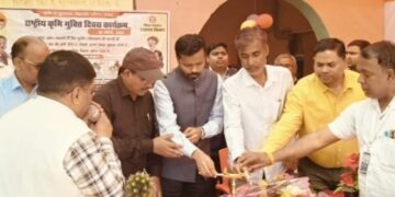 किशनगंज, बिहार – राष्ट्रीय कृमि मुक्ति दिवस‌ पर बच्चों को दवा खिलाने के अभियान का डीएम ने किया शुभारंभ
