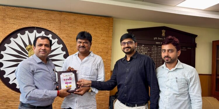 कृषि सचिव ने बागवानी में आधुनिक खेती करने वाले किसान को किया सम्मानित