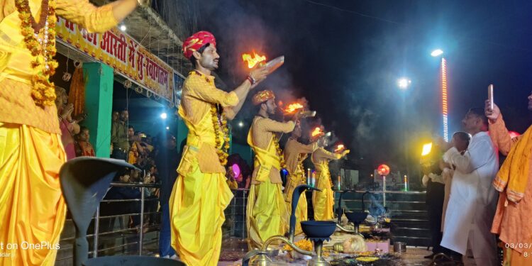 दरभंगा / कुशेश्वरस्थान :- गंगा महाआरती में भक्तों ने खेली फूलों की होली।