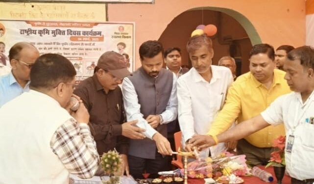 बच्चों को दवा खिलाने के अभियान का डीएम ने किया शुभारंभ