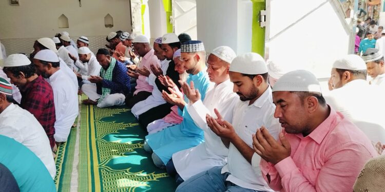 Araria – कुर्साकांटा प्रखंड में कड़ी सुरक्षा के बीच अदा हुई ईद की नमाज, गले मिल एक-दूसरे को दी बधाई।