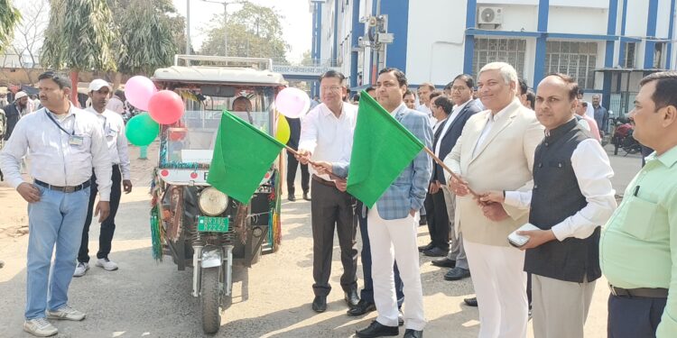 Araria – राष्ट्रीय लोक अदालत की सफलता को लेकर न्यायालय परिसर से प्रचार वाहन को किया गया रवाना