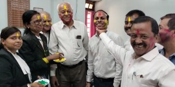 Araria – अधिवक्ताओ ने डीएलएसए ऑफिस में अबीर-गुलाल लगाकर खेली होली