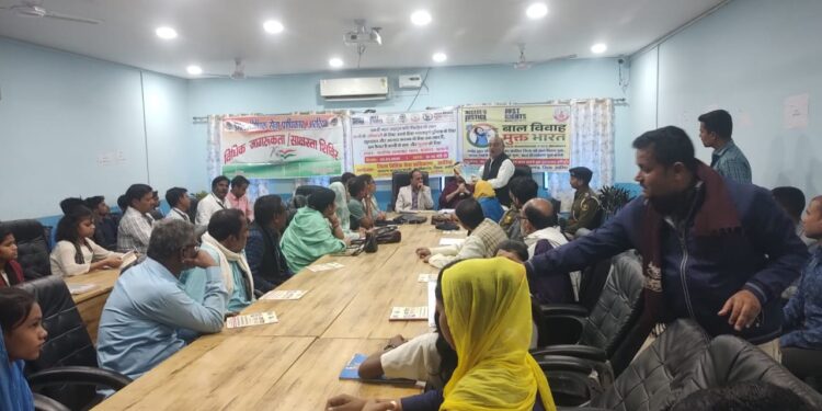 बुधवार को प्रखंड मुख्यालय स्थित मनरेगा भवन सभागार में बाल विवाह बाल श्रम बाल यौन शोषण एवं मानव तस्करी मुक्त