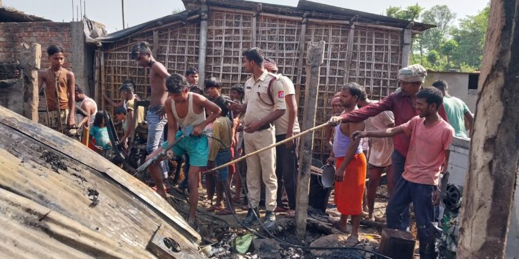 आग की चपेट में आए आठ घर, लाखों की संपत्ति राख
