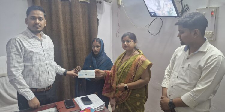 भीषण अग्निकांड के पीड़ित असहायों की मदद के लिए पहुंचा ट्रस्ट मेम्बर