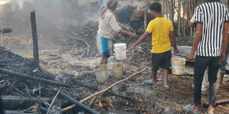 पलासी प्रखंड क्षेत्र के 01-आग से जलता हुआ घर बिखरा पड़ा सामान