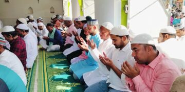 कुर्साकांटा प्रखंड में कड़ी सुरक्षा के बीच अदा हुई ईद की नमाज, गले मिल एक-दूसरे को दी बधाई।