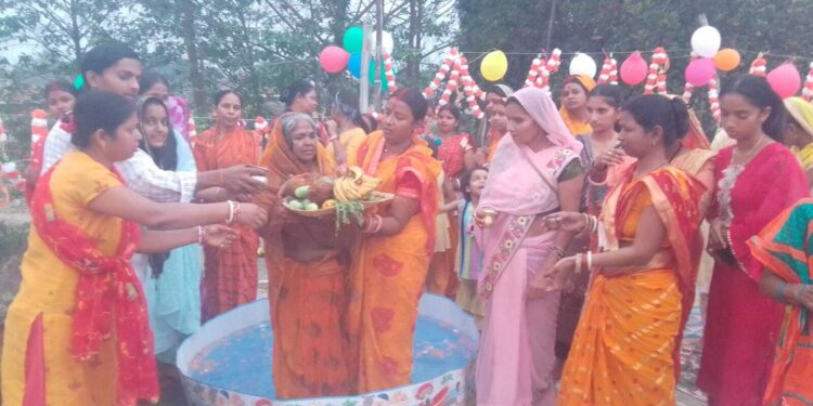 अररिया में छठ महापर्व की छटा, श्रद्धालुओं ने भगवान भास्कर को दिया अर्घ्य