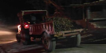 अररिया – बरदाहा थाना क्षेत्र में अवैध खनन जारी, रात्रि के अंधेरे में चल रहा ट्रैक्टर से अवेध खनन।