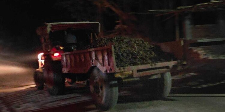 अररिया – बरदाहा थाना क्षेत्र में अवैध खनन जारी, रात्रि के अंधेरे में चल रहा ट्रैक्टर से अवेध खनन।