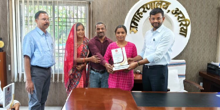 अररिया के होनहार छात्र-छात्राएं राज्य स्तर की परीक्षा में शामिल टॉप 10 में, जिलाधिकारी ने किया सम्मानित