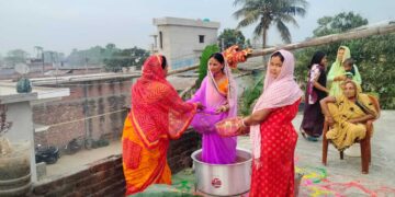 कुर्साकांटा – चैती छठ पर्व में कुर्साकांटा प्रखंड क्षेत्र में श्रद्धालुओं ने दिया अस्ताचलगामी सूर्य को अर्ग 