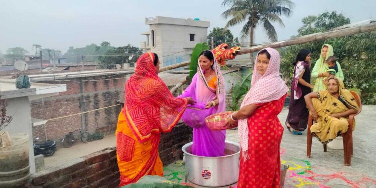 कुर्साकांटा – चैती छठ पर्व में कुर्साकांटा प्रखंड क्षेत्र में श्रद्धालुओं ने दिया अस्ताचलगामी सूर्य को अर्ग