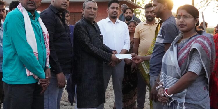 विधायक ने अग्नि पीड़ितों को राहत सामग्री का किया वितरण;उचित मुआवजा दिलाने का दिया भरोसा