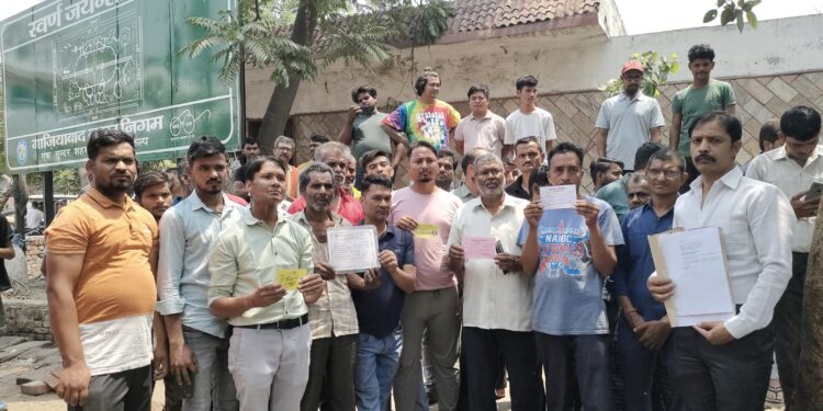 रेहड़ी पटरी दुकानदारों ने किया गाजियाबाद नगर निगम के खिलाफ धरना प्रदर्शन