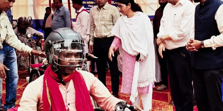 24 बैट्रीचलित ट्राइसाइकिल से 24 दिवयांगजनों का हुआ सशक्तिकरण