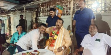 पलासी प्रखंड के कानखुड़िया चौक पहुंचे। वहां उनका जोरदार स्वागत फूल माला से क्या गया है