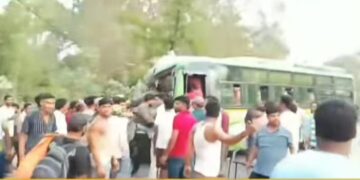 बस-ट्रक की टक्कर में 6 घायल;वंही दो बाइक की टक्कर में एक मौत,दो की हालत गंभीर