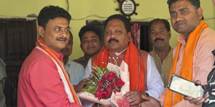 अररिया – लोकसभा में ऐतिहासिक विधेयक पास कर अररिया लौटे सांसद प्रदीप कुमार सिंह