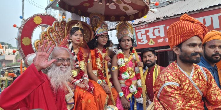 शोभायात्रा में नानु बाबा भी हुए शामिल, आशीर्वाद देने के लिए उमड़ी भक्तों की भीड़