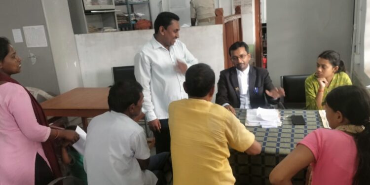 इंटर्नशिप कर रही छात्रा मोनार्वी श्रीवास्तव ने डीएलएसए द्वारा किए जाने वाले मध्यस्थता की कार्यवाही का अध्ययन किया