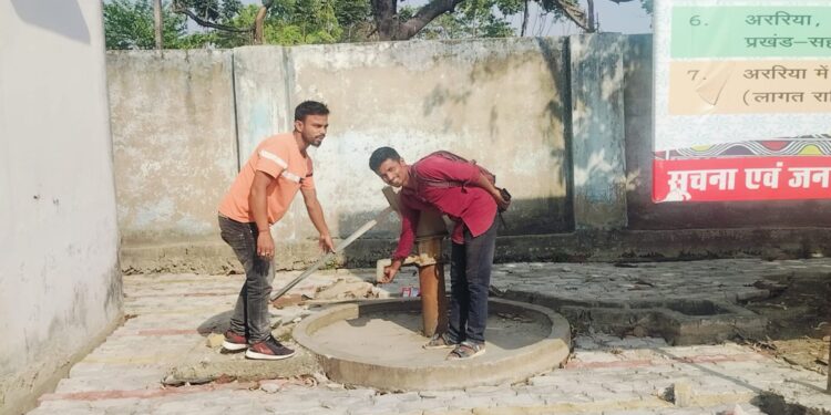 कुर्साकांटा प्रखंड मुख्यालय में पेयजल संकट, कर्मी खरीद कर पी रहे पानी।