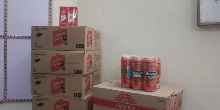 Araria – शराब तस्करों पर बड़ी कार्रवाई, पिकअप वैन से 211 लीटर शराब जब्त, चालक फरार