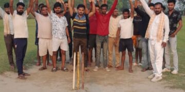 मैदान के मध्य में रनिंग ट्रैक निर्माण के खिलाफ युवाओं का प्रदर्शन