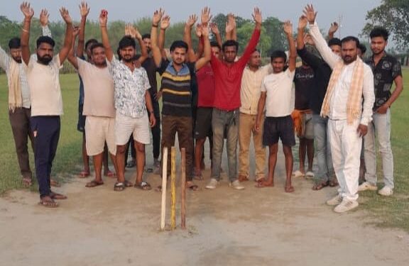 मैदान के मध्य में रनिंग ट्रैक निर्माण के खिलाफ युवाओं का प्रदर्शन