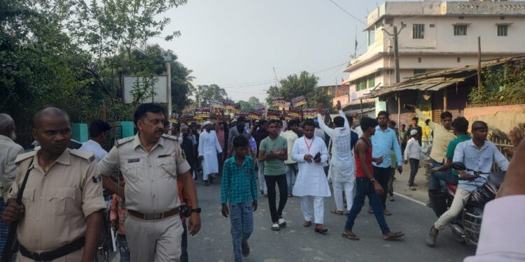 पलासी थाना क्षेत्र से वक्फ संसोधन बील को लेकर विरोध प्रदर्शन में शामिल लोगों ने