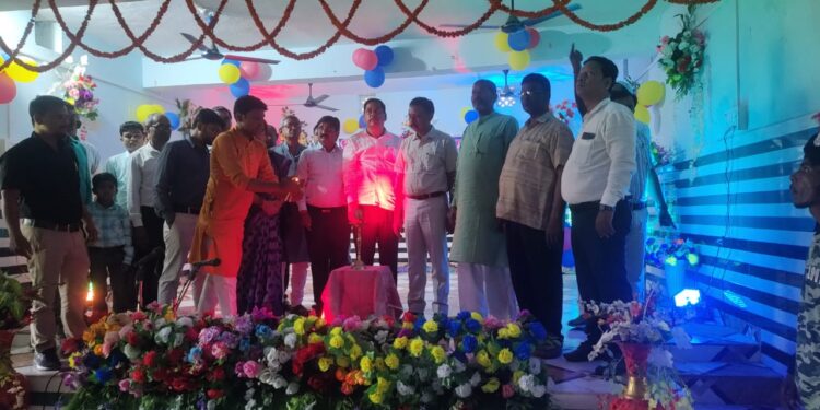 पलासी में बुधवार को विदाई सह सम्मान समारोह आयोजित हुआ प्लस टू एलबीएसएस उच्च विद्यालय में