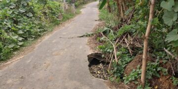 मुख्य मार्ग पर रेनकट से बनी सुरंग जानलेवा बनी, कभी भी हो सकता है बड़ा हादसा