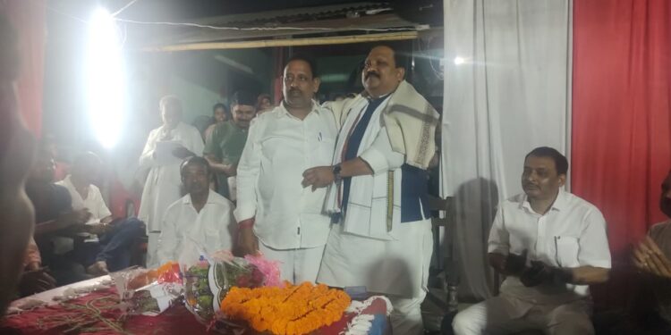 पीएम मोदी की सभा को ऐतिहासिक बनाने हेतु सांसद एवं आपदा मंत्री ने पलासी प्रखण्ड के जहानपूर में की बैठक आयोजित