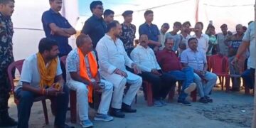 स्लग= कुदाल से काटकर नाई की हत्या मामले में मृतक के घर पहुंचे , स्थानीय विधायक सह मंत्री बिहार सरकार नीरज कुमार बबलू परिजनों को बंधाया ढाढस।