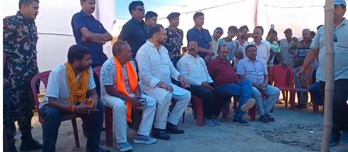 स्लग= कुदाल से काटकर नाई की हत्या मामले में मृतक के घर पहुंचे , स्थानीय विधायक सह मंत्री बिहार सरकार नीरज कुमार बबलू परिजनों को बंधाया ढाढस।