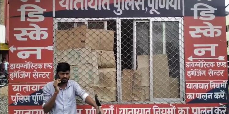 चालान काटने पहुंची ट्रैफिक पुलिस से पब्लिक की नोंक-झोंक अवैध उगाही का लगाया आरोप ।