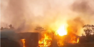 चूल्हे की चिंगारी से लगी आग में लाखों की संपत्ति जलकर राख।