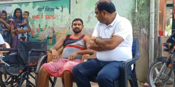 पीड़ित मजदूर विजय पासवान से मिले वीआईपी पार्टी के राष्ट्रीय उपाध्यक्ष संजीव मिश्रा, हायर सेंटर में इलाज का दिया आश्वासन – तत्काल आर्थिक सहायता भी प्रदान की।