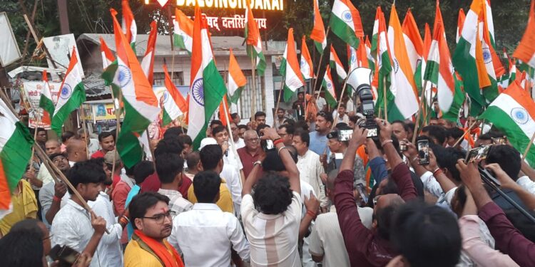 भारतीय सेना के सम्मान में एनडीए कार्यकर्ताओं ने निकाला तिरंगा यात्रा