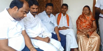 स्लग= कुदाल से काटकर नाई की हत्या मामले में मृतक के घर पहुंचे VIP नेता, परिजनों को बंधाया ढाढस।