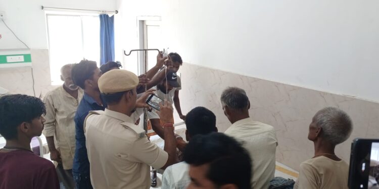 कुदाल से प्रहार कर वृद्ध नाई को उतारा मौत के घाट,आक्रोशित लोगों ने थाना के सामने किया हंगामा