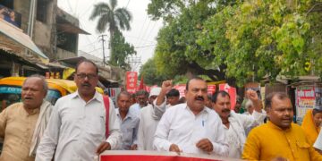 भाकपा ने मजदूर दिवस पर झंडोत्तोलन कर आगामी 20 मई को राष्ट्रव्यापी आंदोलन का किया आह्वान