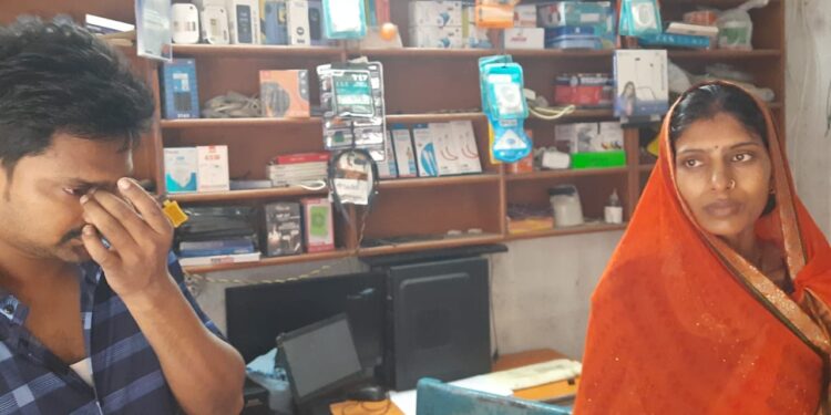 सीएसपी केंद्र से हथियार के बल पर लूट; महिला संचालक से की मारपीट