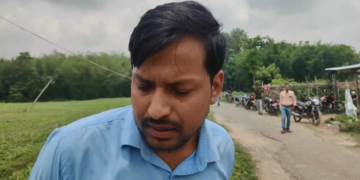 सड़क निर्माण में अनियमितता, ग्रामीणों ने कार्य रोका।