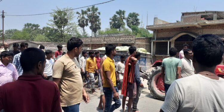 ट्रैक्टर की ठोकर से साईकल सवार बृद्ध की मौत; ग्रामीणों ने किया सड़क जाम