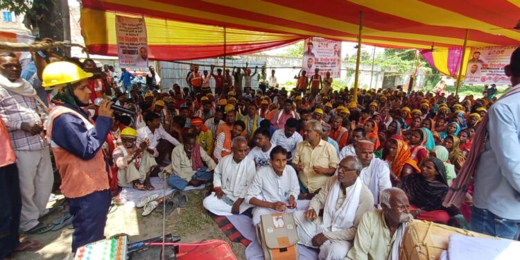 युवा कांग्रेस के जिला अध्यक्ष चुन चुन कुमार के नेतृत्व में छातापुर में बेरोजगारी एवं स्वच्छता कर्मियों के छटनी के विरोध में एक दिवसीय धरना का आयोजन किया गया।