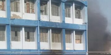 अररिया सदर अस्पताल की पुरानी इमारत में लगी आग, फायर ब्रिगेड की देरी से मचा हड़कंप