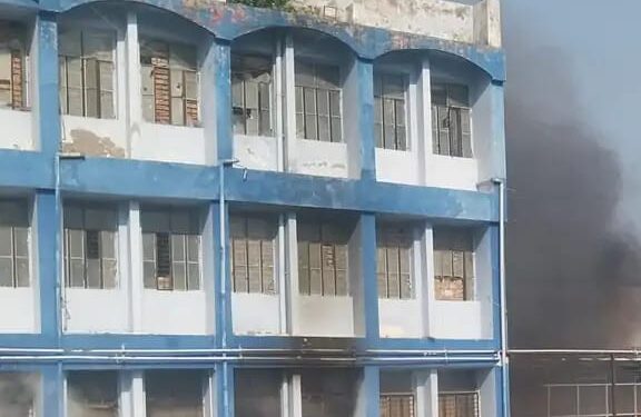 अररिया सदर अस्पताल की पुरानी इमारत में लगी आग, फायर ब्रिगेड की देरी से मचा हड़कंप